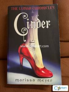 Lunar Chronicles - Cinder